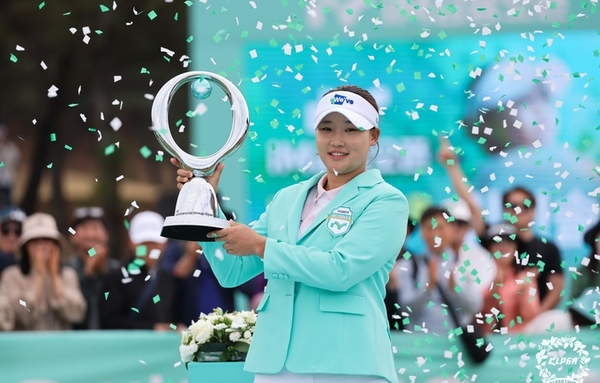 '슈퍼 루키' 김민솔, KLPGA 투어 iM금융오픈 와이어 투 와이어 우승…통산 3승