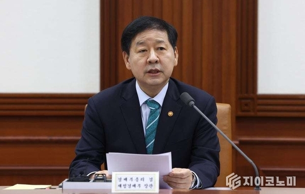 정부 “1.7 성장, 반도체가 이끌었다…2분기 조정 불가피”