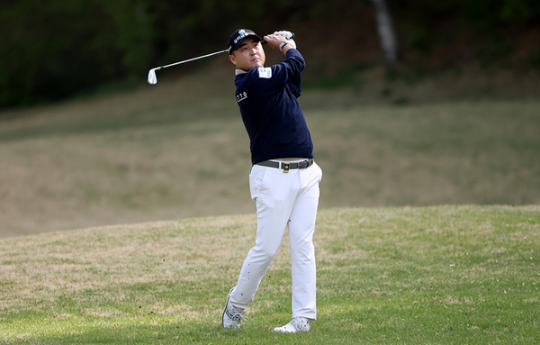 디펜딩 챔피언 이태훈, KPGA 투어 '우리금융 챔피언십' 첫날 3타 차 단독 선두