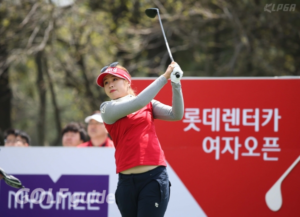 디펜딩 챔피언 이정은6, 국내 개막전 롯데렌터카 여자오픈에서 단독 3위에 올랐다.