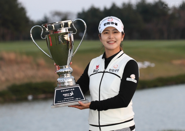 KLPGA 2018 국내 개막전 롯데렌터카 여자오픈에서 우승 트로피 들고 포즈 취하는 김지현(한화큐셀)