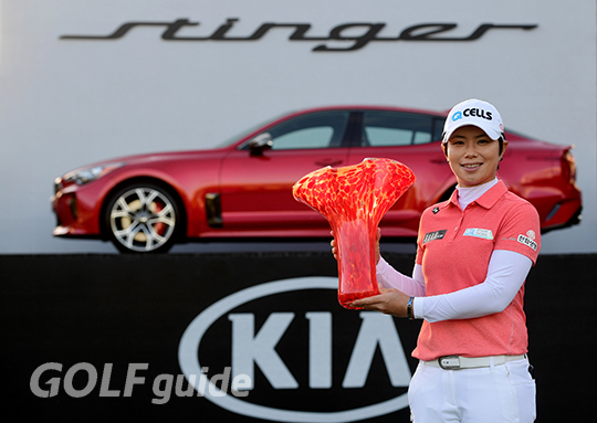 지은희가 LPGA 투어 기아클래식에서 우승을 차지한 후 포즈를 취하고 있다.