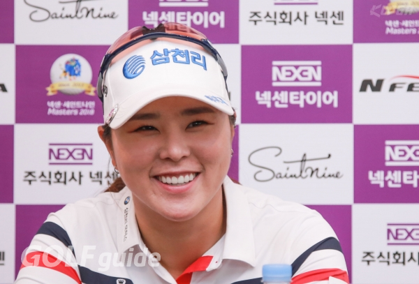 한국여자프로골프(KLPGA) 정규투어 넥센-세인트나인 마스터스(총상금 6억원) 1라운드를 마친후 단독 선두에 오른 조윤지(27, 삼천리골프단)가 인터뷰를 하고 있다. (사진제공 = KLPGA)