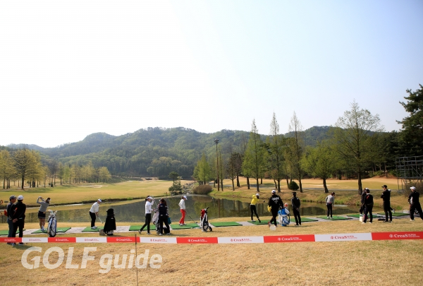 CreaS F&C 제40회 KLPGA 챔피언십 연습라운드전에 샷 점검중인 선수들