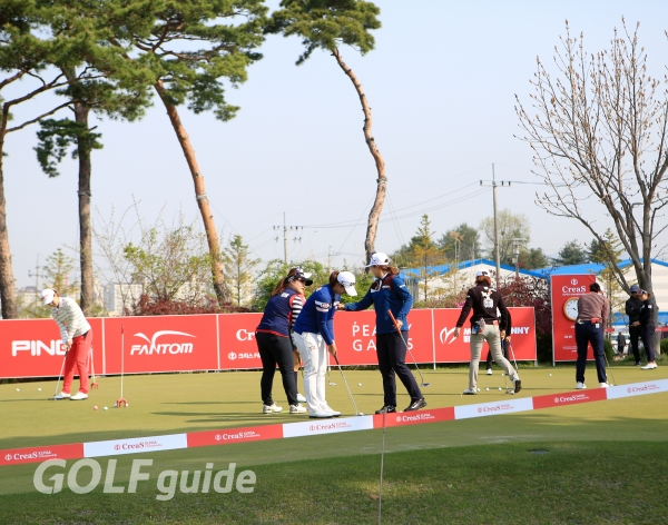 CreaS F&C 제40회 KLPGA 챔피언십 퍼팅장에서 연습중인 선수들
