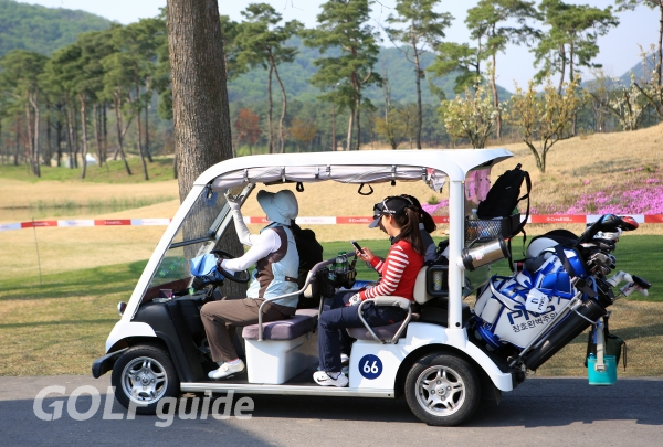 CreaS F&C 제40회 KLPGA 챔피언십 카트로 이동중인 선수들