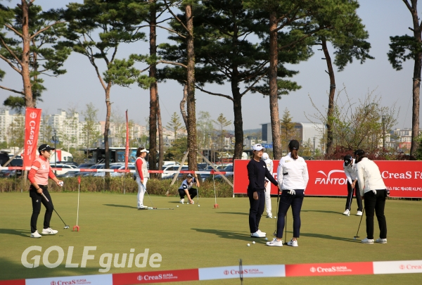 CreaS F&C 제40회 KLPGA 챔피언십 퍼팅장에서 연습중인 선수들