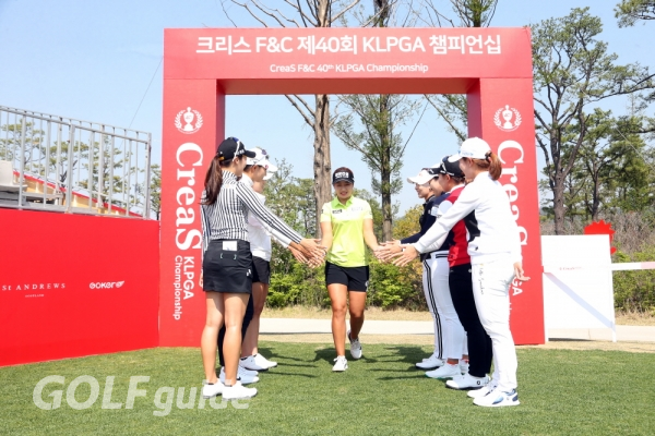 1번 홀 갤러리 스탠드 앞에 설치된 하이파이브존 (사진 = KLPGA 제공)