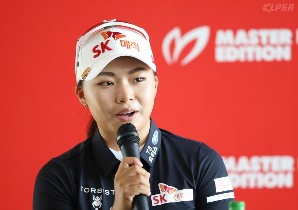 '크리스 F&C 제40회 KLPGA 챔피언십' 둘째 날 버디 8개, 보기 2개로 6언더파 66타를 치며, 중간합계 13언더파로 단독 선두에 오른 김지영2