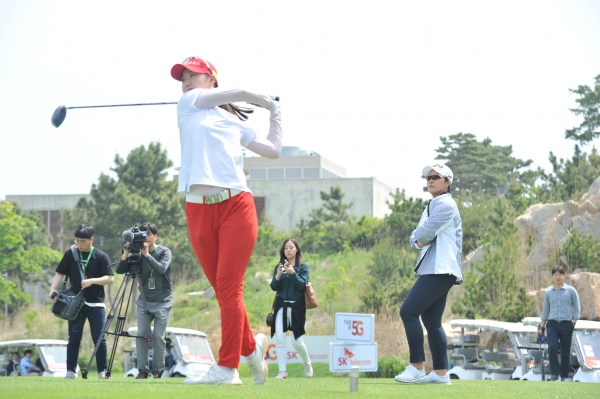 권서연선수 샷을 바라보는 박세리프로