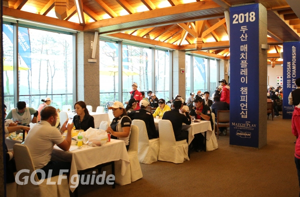 16일(수) 열린 KLPGA 투어 '2018 두산 매치플레이 챔피언십' 조별 예선 1라운드가 기상 악화로 중단 됐다. 선수들은 클럽하우스와 식당에 모여 경기 속개를 기다리고 있다.