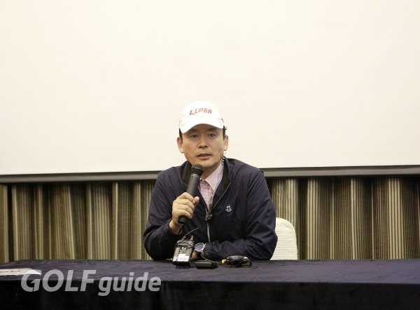 경기 중단에 대해 최진하 한국여자프로골프협회(KLPGA) 경기위원장이 설명을 하고 있다.