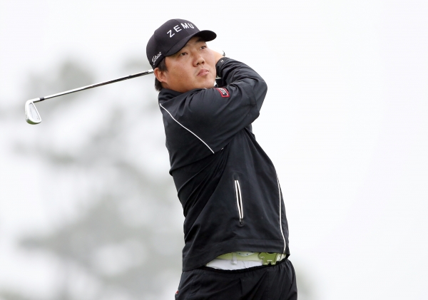 매치플레이 대회에서만 2승을 기록 중인 이기상(32, ZEMU)이 KPGA 투어 ‘SK telecom OPEN 2018(총상금 12억원, 우승상금 2억 5천만원)’ 1라운드에서 6언더파 66타로 단독 선두에 올랐다.