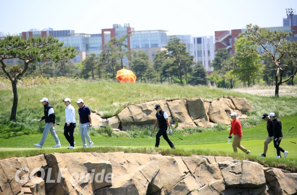 제네시스 챔피언십 연습라운드 그링으로 이동중인 선수들