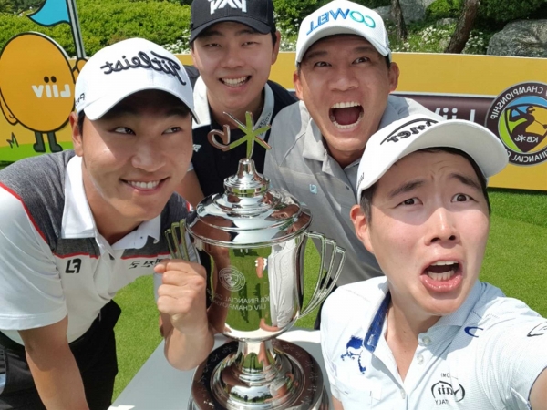 재미있는 표정으로 셀카를 찍는 권성열, 김우현, 이정환, 전가람