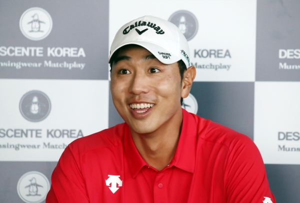 경기 후 인터뷰 하고있는 배상문