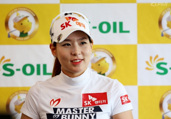 KLPGA 투어 에쓰오일 챔피언십 1라운드에서 6언더파 66타를 쳐 공동 선두에 오른 김자영2가 경기를 마치고 인터뷰를 하고 있다. 이날 김자영2는 생애 처음으로 5개 홀 연속 버디에 성공했다.