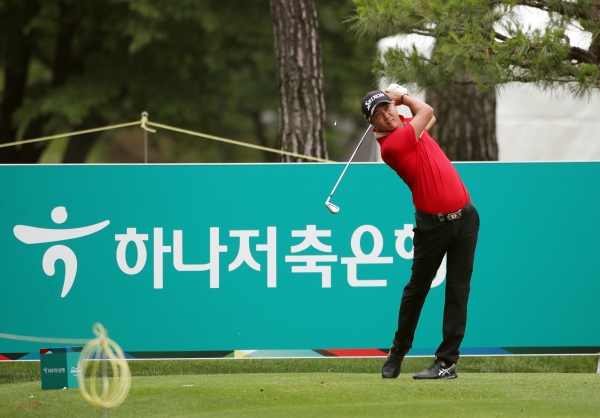 허인회가 KEB 하나은행 인비테니셔널 1라운드에서 9언더파 코스 래코드 타이 기록을 세우며 단독 선두에 올랐다.