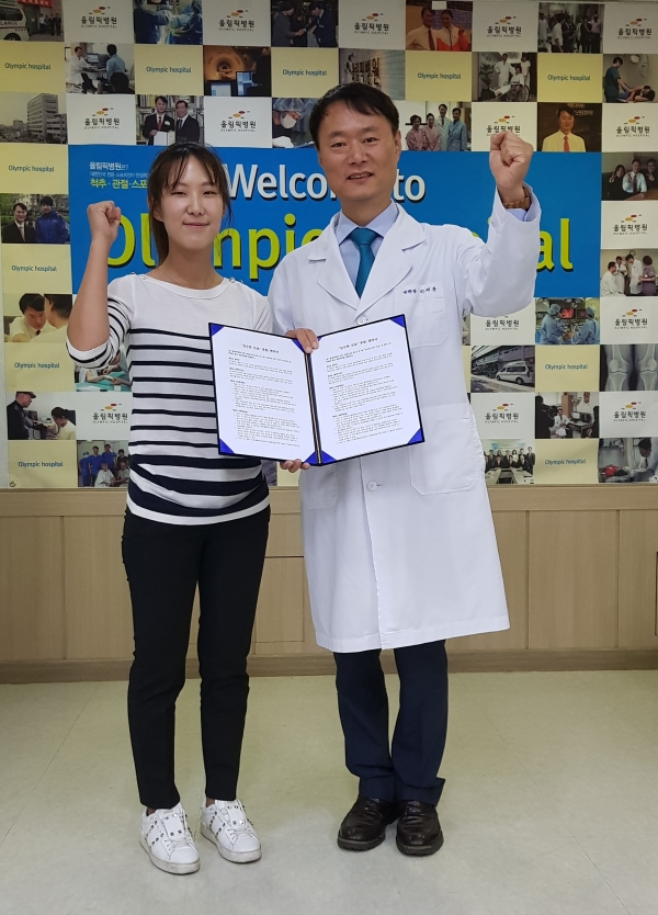 김수현 프로(사진 왼편)와 올림픽 병원 이재훈 병원장이 후원계약을 마치고 사진을 찍고 있다.