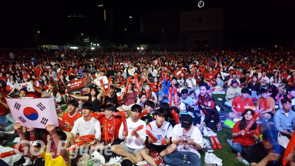 2018 러시아 월드컵 조별리그 F조 2차전 한국과 멕시코전이 열리는 23일 자정이 넘은 시간 서울 광장에 모인 시민들이 거리응원을 즐기고 있다.
