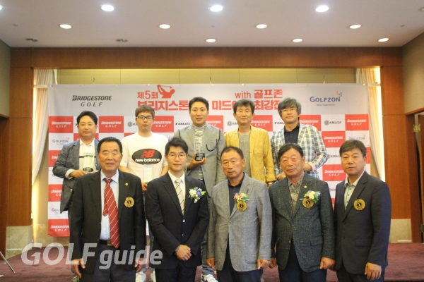 미드아마연맹 오중기 회장(앞줄 가운데), 이준기 전 회장(앞줄 오른쪽 두 번째)과 석교상상, 골프존 관계자 및수상자들