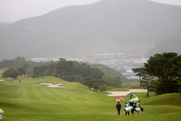 KPGA 선수권 대회 1라운드가 폭우로 인해 경기가 지연되고 있다.