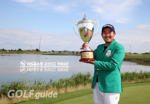 이번 대회 우승자 고석완이 우승컵을 들고 환하게 웃고 있다