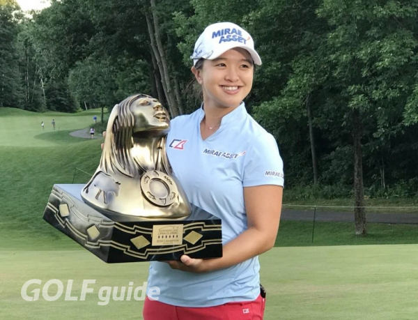 9일(한국시간) 미국 위스콘신주 오나이다에서 열린 LPGA 투어 손베리 크리크 클래식에서 최종합계 31언더파 257타로 우승한 김세영이 우승 트로피를 들고 포즈를 취하고 있다.