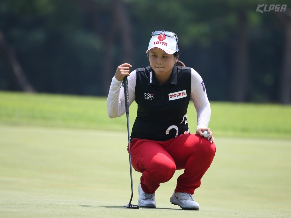 그린을 살피고 있는 최혜진