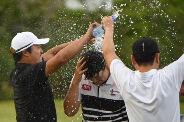 (사진=PGA TOUR-Ryan Young)본인의 데뷔전인 바하마 그레이트 엑수마 클래식에서 우승 축하를 받고 있는 임성재