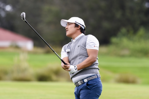 (사진=PGA TOUR-Keyur Khamar)본인의 아이언 샷을 응시하고 있는 이경훈