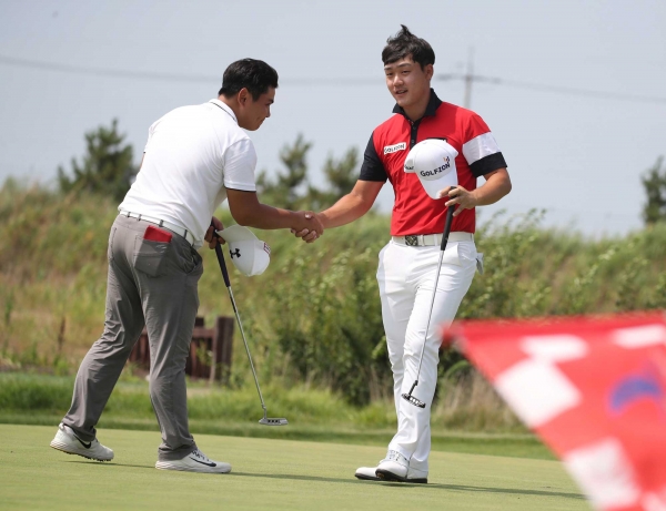 우승 확정 후 강민석에게 악수를 청하는 윤성호