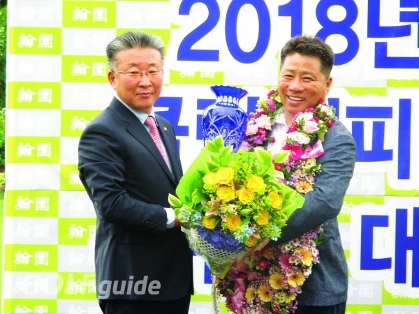 한원CC 김인석 대표와 클럽 챔피언에 오른 이해영 선수(사진 좌)