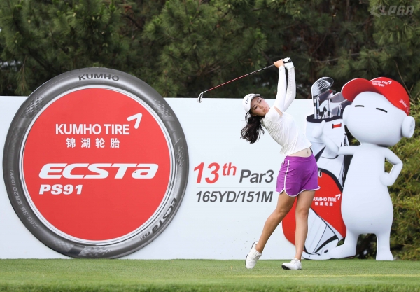 KLPGA 투어 금호타이어 레이디스 오픈에 출전한 쑤이샹이 티샷을 날리고 있다