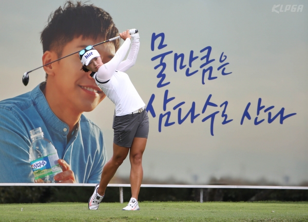 고진영 15번홀 티 샷 날리고 있다