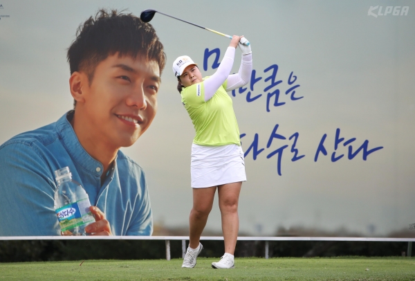 박인비 15번홀 티샷 날리고 있다