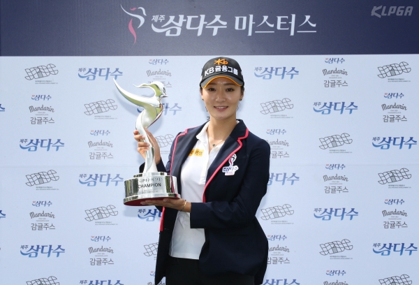 우승 트로피 들고 포즈 취하는 오지현