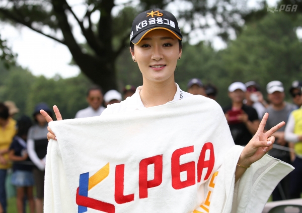 우승 확정 후 포즈 취하는 오지현