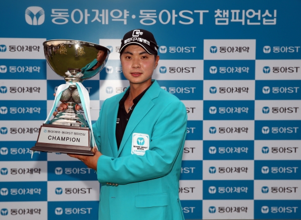 우승 트로피를 들고 포즈 취하는 이형준