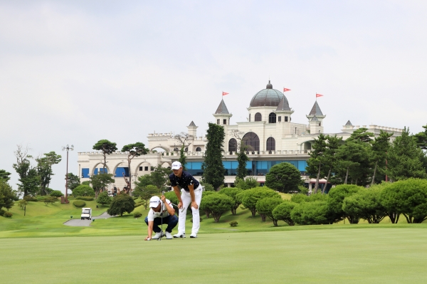 서산수 골프앤리조트 5번홀 문도엽 퍼팅라인 봐주는 홍순상