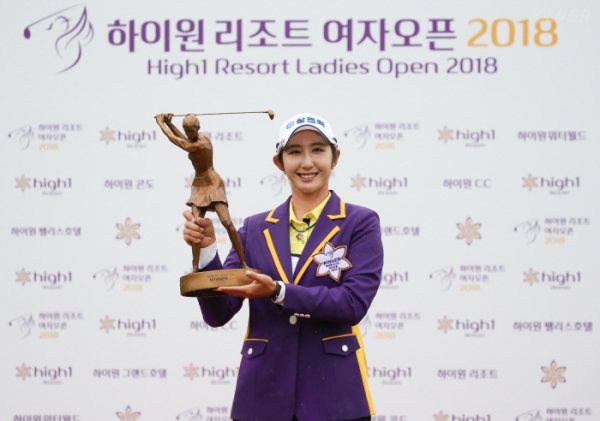 하이원리조트 여자오픈에서 시즌 첫승에 성공한 배선우가 우승 트로피를 들고 포즈를 취하고 있다. (사진 = KLPGA)