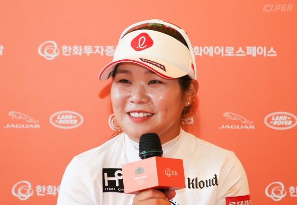 1라운드를 마치고 인터뷰 중인 이소영 (사진 = KLPGA)