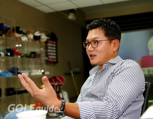 골프공 개발에 관해 설명 중인 남 대표