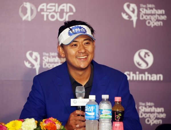 우승 후 인터뷰 중인 박상현