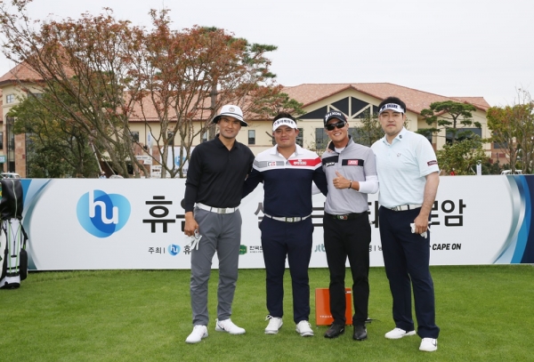 대결 전 기념 사진을 촬영하는 박찬호, 이승택, 허인회, 김민수 (좌로부터)