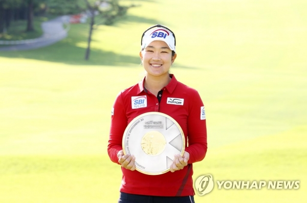 김아림이 우승 트로피를 들고 포즈를 취했다.