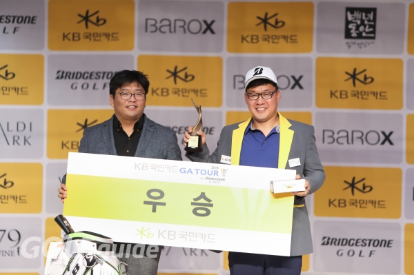 (좌측부터) 골프존 김형석 팀장, 정문오 선수가 ‘2018 KB국민카드 GATOUR with 브리지스톤골프 7차 대회’의 우승자 시상식 기념 촬영을 하고 있다.
