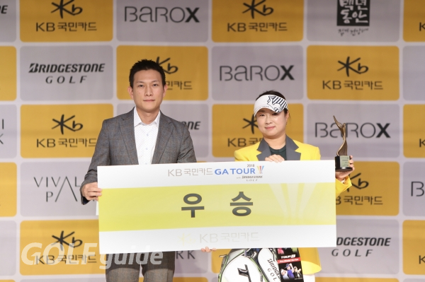 (좌측부터) 골프존 윤상연 과장, 추승현 선수가 ‘2018 KB국민카드 GATOUR with 브리지스톤골프 7차 대회’의 우승자 시상식 기념 촬영을 하고 있다.