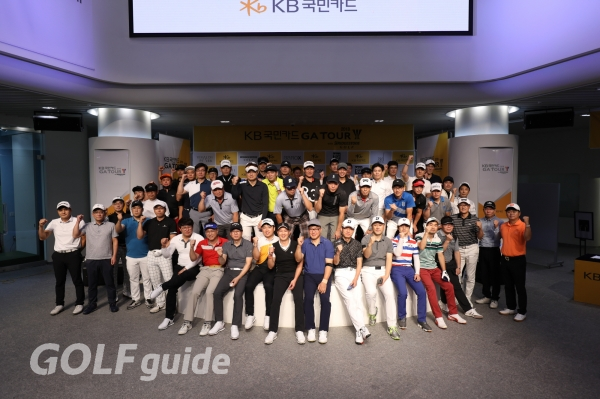 '2018 KB국민카드 GATOUR with 브리지스톤골프 7차 대회’의 남자부 참가자들이 단체 기념사진을 촬영하고 있다.