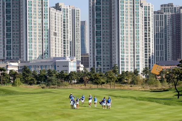 7번홀 페어웨이 걷는 한국팀